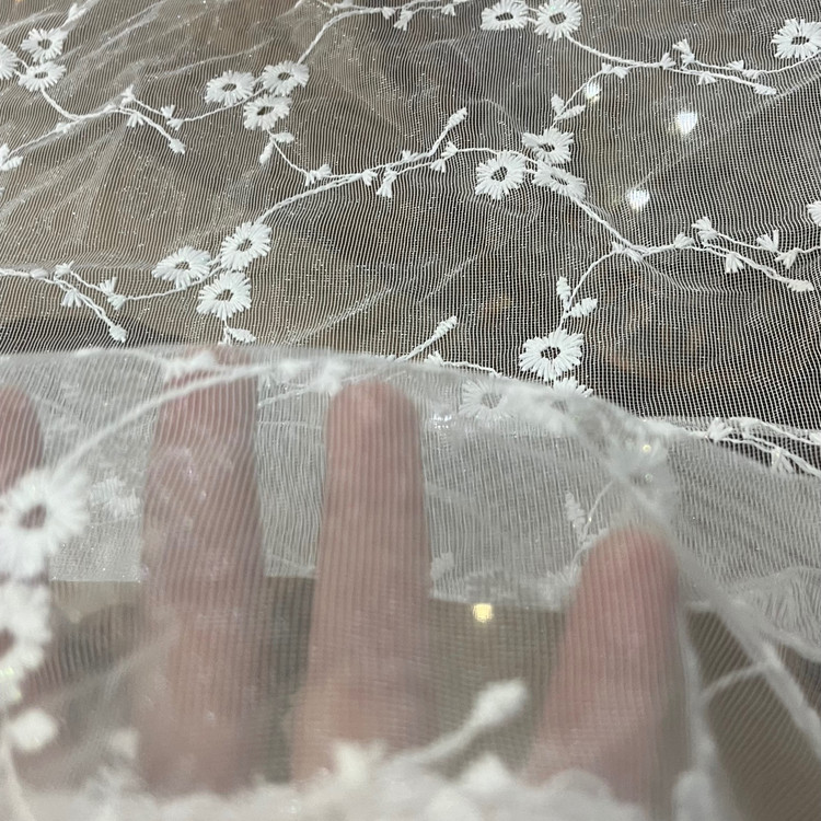 رومیزی سفید بزرگ